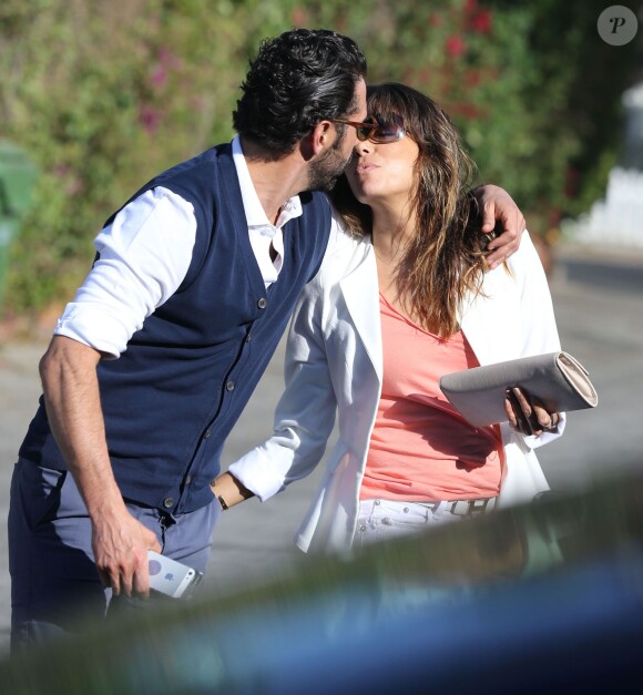 Exclusif - La très jolie Eva Longoria et son petit ami Jose Antonio Baston s'embrassent à la sortie d'un restaurant à Santa Monica le 16 février 2014.