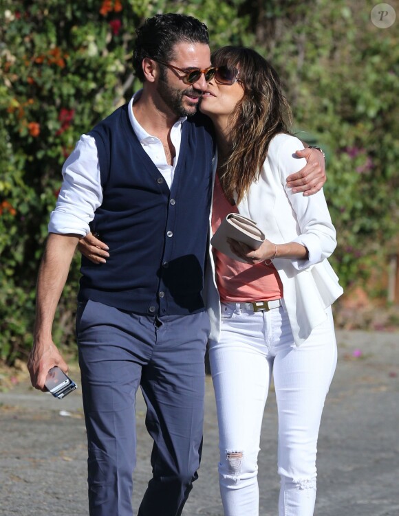 Exclusif - Eva Longoria et son petit ami Jose Antonio Baston s'embrassent à la sortie d'un restaurant à Santa Monica le 16 février 2014.