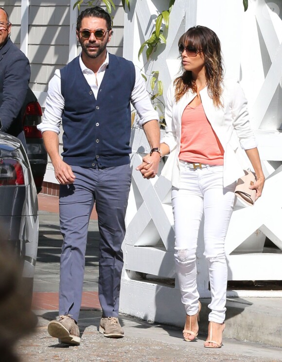Exclusif - La belle Eva Longoria et son petit ami Jose Antonio Baston s'embrassent à la sortie d'un restaurant à Santa Monica le 16 février 2014.
