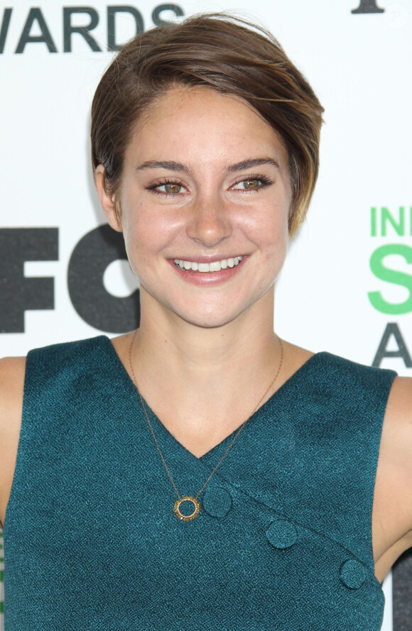 Shailene Woodley pose lors du photocall des Film Independent Spirits Awards à Los Angeles le 1er mars 2014.