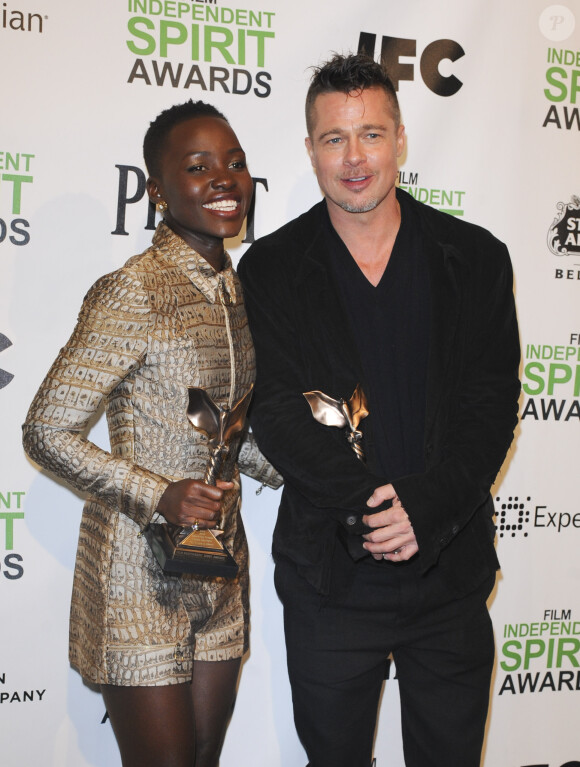 Brad Pitt et Lupita Nyong'o honorés d'un prix lors des Film Independent Spirits Awards à Los Angeles le 1er mars 2014.