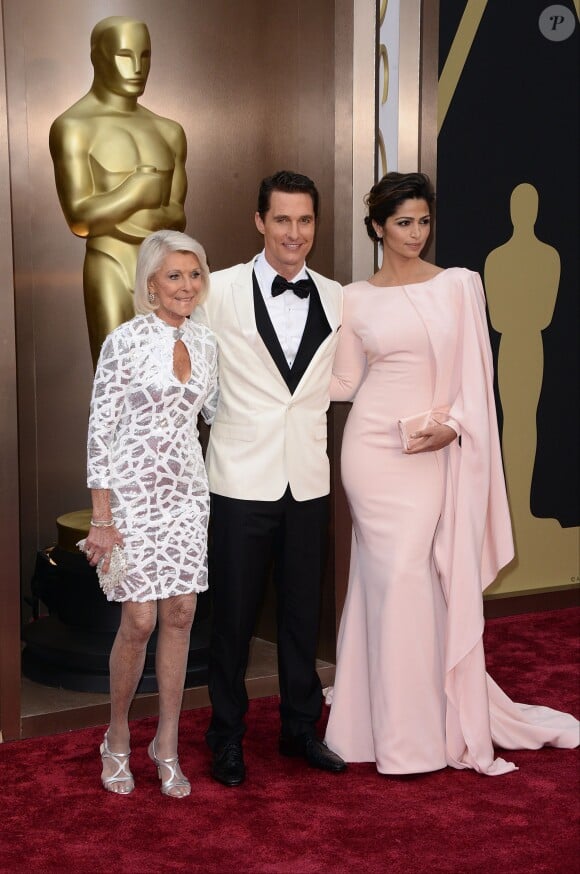 Camila Alves, Matthew McConaughey et sa mère lors de la 86e cérémonie des Oscars, Los Angeles, le 2 mars.