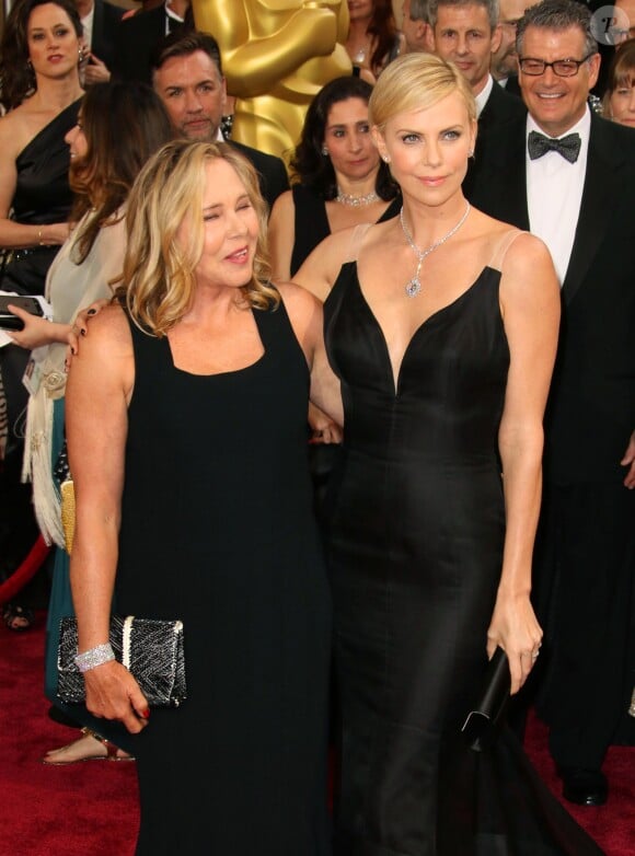 Charlize Theron (habillee en Dior Haute Couture) et sa mère Gerda lors de la 86e cérémonie des Oscars, Los Angeles, le 2 mars.