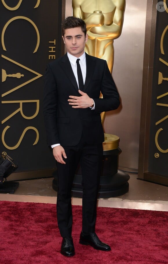 Zac Efron sur le tapis rouge des Oscars le 2 mars 2014