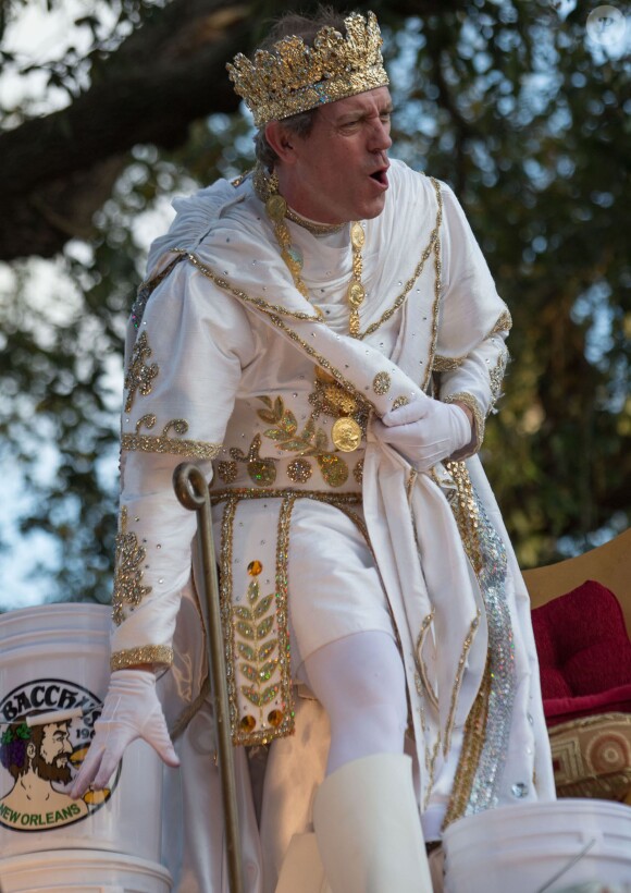 Le comédien Hugh Laurie déguisé en "King Of Bacchus of the Krewe of Bacchus" à la fête de Mardi Gras 2014 à la Nouvelle-Orléans, le 2 mars 2014