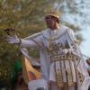 Hugh Laurie déguisé en "King Of Bacchus of the Krewe of Bacchus" à la fête de Mardi Gras 2014 à la Nouvelle-Orléans, le 2 mars 2014