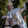 L'acteur Hugh Laurie déguisé en "King Of Bacchus of the Krewe of Bacchus" à la fête de Mardi Gras 2014 à la Nouvelle-Orléans, le 2 mars 2014