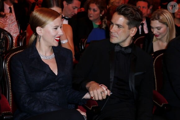 Scarlett Johansson (habillée avec une veste Bar en dentelle bleu marine, pantalon en crêpe de soie bleu marine et une pochette Dior) et son fiancé Romain Dauriac lors de la 39e cérémonie des César au théâtre du Châtelet à Paris, le 28 Février 2014.