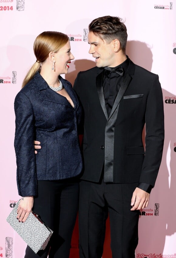 Scarlett Johansson (César d'honneur) et son fiancé Romain Dauriac lors de la 39e cérémonie des César au théâtre du Châtelet à Paris, le 28 Février 2014.