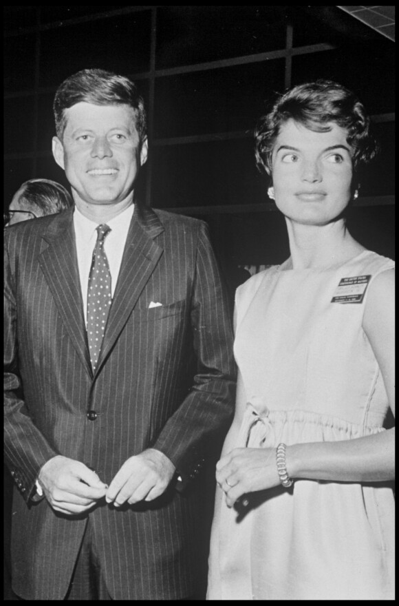 John Fitzgeral Kennedy et son épouse Jackie (photo non datée)