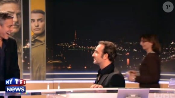 George Clooney hilare devant Jean Dujardin mimant la descente en escalateur avant de tourner une interview pour le journal télévisé de TF1.