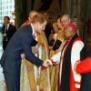 Le prince Harry salue Desmond Tutu à l'abbaye de Westminster le 3 mars 2014 pour une cérémonie à la mémoire de Nelson Mandela