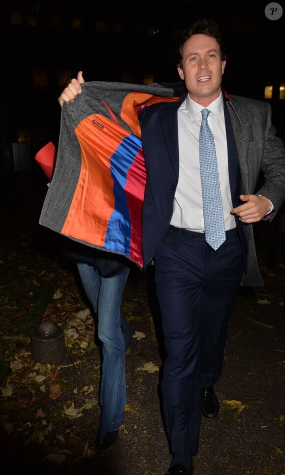 Cressida Bonas, petite amie du prince Harry, à Londres le 4 décembre 2013, se cachant des photographes après un concert de Noël.
