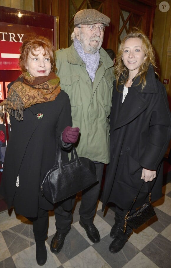 Jean-Pierre Marielle et sa femme Agathe Natanson ainsi que Sylvie Testud lors de la générale de la pièce "La porte à côté" au Théâtre Édouard VII à Paris, le 10 février 2014