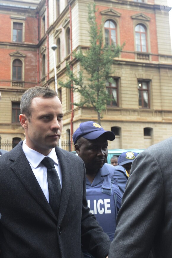 Oscar Pistorius lors de son quatrième jour de procès devant la Haute Cour de Pretoria où il doit répondre du meurtre de sa petite amie Reeva Steenkamp, le 6 mars 2014