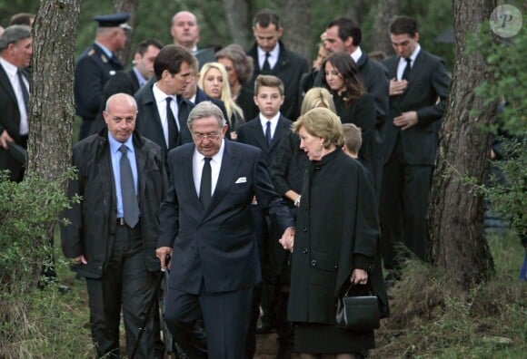 Le roi Constantin II de Grèce et son épouse la reine Anne-Marie suivis de leurs proches lors de la cérémonie organisée à la nécropole royale du domaine Tatoï, au nord d'Athènes, le 6 mars 2014 pour commémorer les 50 ans de la mort du roi Paul Ier de Grèce.