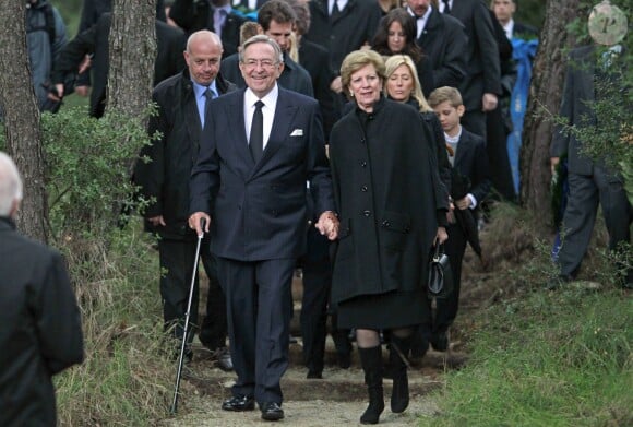 Le roi Constantin et la reine Anne-Marie de Grèce lors de la cérémonie organisée à la nécropole royale du domaine Tatoï, au nord d'Athènes, le 6 mars 2014 pour commémorer les 50 ans de la mort du roi Paul Ier de Grèce.