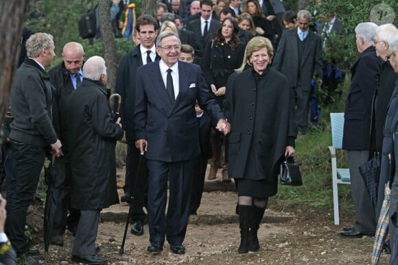 Le roi Constantin et la reine Anne-Marie de Grèce en tête de cortège lors de la cérémonie organisée à la nécropole royale du domaine Tatoï, au nord d'Athènes, le 6 mars 2014 pour commémorer les 50 ans de la mort du roi Paul Ier de Grèce.