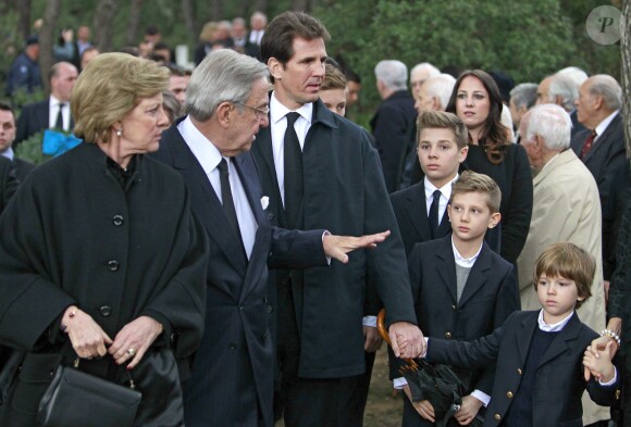 Le roi Constantin, la reine Anne-Marie le prince Pavlos de Grèce avec ses fils lors de la cérémonie organisée à la nécropole royale du domaine Tatoï, au nord d'Athènes, le 6 mars 2014 pour commémorer les 50 ans de la mort du roi Paul Ier de Grèce.