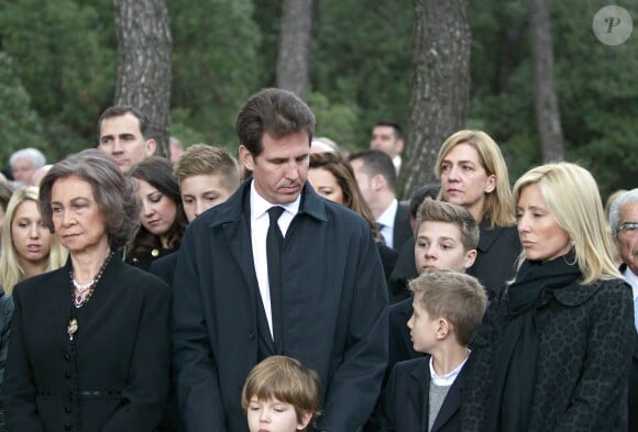 La reine Sofia d'Espagne, le prince Pavlos et la princesse Marie-Chantal avec leurs enfants, l'infante Cristina d'Espagne en arrière-plan, lors de la cérémonie organisée à la nécropole royale du domaine Tatoï, au nord d'Athènes, le 6 mars 2014 pour commémorer les 50 ans de la mort du roi Paul Ier de Grèce.