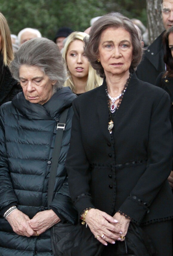 La reine Sofia d'Espagne et la princesse Irene de Grèce, avec la princesse María Olympía de Grèce en arrière-plan, lors de la cérémonie organisée à la nécropole royale du domaine Tatoï, au nord d'Athènes, le 6 mars 2014 pour commémorer les 50 ans de la mort du roi Paul Ier de Grèce.