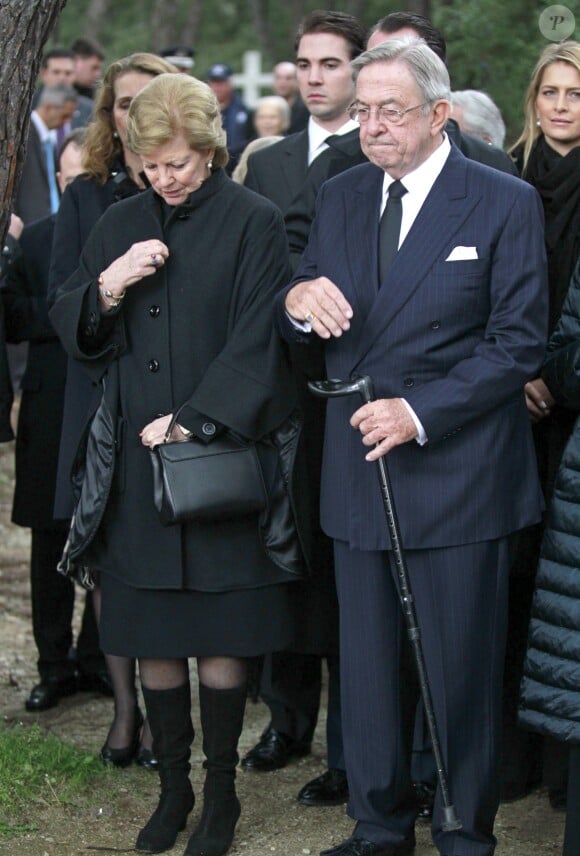 La reine Anne-Marie et le roi Constantin II de Grèce recueillis lors de la cérémonie organisée à la nécropole royale du domaine Tatoï, au nord d'Athènes, le 6 mars 2014 pour commémorer les 50 ans de la mort du roi Paul Ier de Grèce.