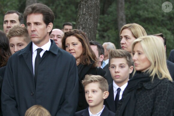 Pavlos et Marie-Chantal de Grèce et leurs enfants lors de la cérémonie organisée à la nécropole royale du domaine Tatoï, au nord d'Athènes, le 6 mars 2014 pour commémorer les 50 ans de la mort du roi Paul Ier de Grèce.