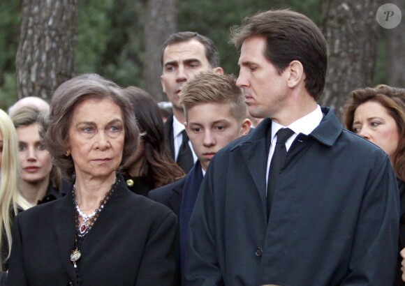 La reine Sofia d'Espagne et le prince Pavlos de Grèce lors de la cérémonie organisée à la nécropole royale du domaine Tatoï, au nord d'Athènes, le 6 mars 2014 pour commémorer les 50 ans de la mort du roi Paul Ier de Grèce.