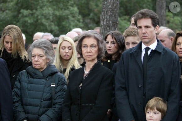 La princesse Irène de Grèce, la reine Sofia d'Espagne et le prince Pavlos de Grèce lors de la cérémonie organisée à la nécropole royale du domaine Tatoï, au nord d'Athènes, le 6 mars 2014 pour commémorer les 50 ans de la mort du roi Paul Ier de Grèce.