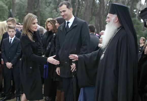 La princesse Letizia et le prince Felipe d'Espagne lors de la cérémonie organisée à la nécropole royale du domaine Tatoï, au nord d'Athènes, le 6 mars 2014 pour commémorer les 50 ans de la mort du roi Paul Ier de Grèce.