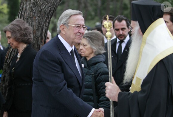 Le roi Constantin de Grèce lors de la cérémonie organisée à la nécropole royale du domaine Tatoï, au nord d'Athènes, le 6 mars 2014 pour commémorer les 50 ans de la mort du roi Paul Ier de Grèce.