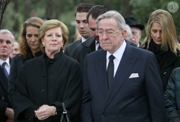 La reine Anne-Marie et le roi Constantin de Grèce, ému, lors de la cérémonie organisée à la nécropole royale du domaine Tatoï, au nord d'Athènes, le 6 mars 2014 pour commémorer les 50 ans de la mort du roi Paul Ier de Grèce.