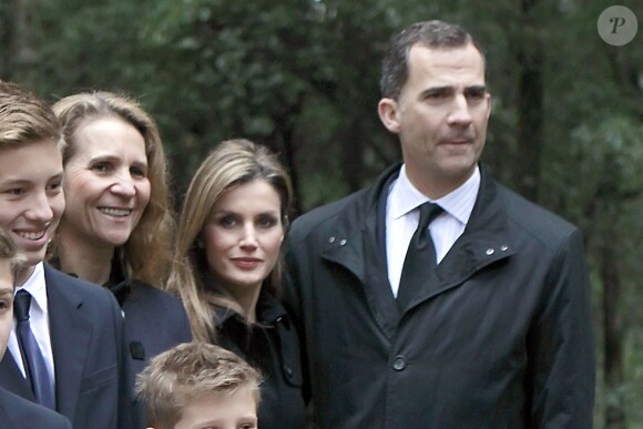 L'infante Elena, la princesse Letizia et le prince Felipe d'Espagne lors de la cérémonie organisée à la nécropole royale du domaine Tatoï, au nord d'Athènes, le 6 mars 2014 pour commémorer les 50 ans de la mort du roi Paul Ier de Grèce.