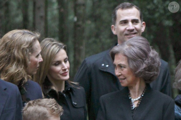 L'infante Elena, la princesse Letizia, le prince Felipe et la reine Sofia d'Espagne lors de la cérémonie organisée à la nécropole royale du domaine Tatoï, au nord d'Athènes, le 6 mars 2014 pour commémorer les 50 ans de la mort du roi Paul Ier de Grèce.