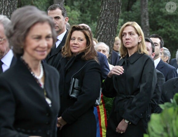 La reine Sofia d'Espagne, la princesse Alexia de Grèce, l'infante Cristina d'Espagne lors de la cérémonie organisée à la nécropole royale du domaine Tatoï, au nord d'Athènes, le 6 mars 2014 pour commémorer les 50 ans de la mort du roi Paul Ier de Grèce.