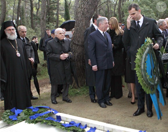 Le prince Felipe d'Espagne recueilli lors de la cérémonie organisée à la nécropole royale du domaine Tatoï, au nord d'Athènes, le 6 mars 2014 pour commémorer les 50 ans de la mort du roi Paul Ier de Grèce.