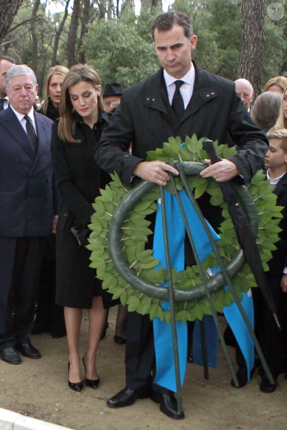 La princesse Letizia et le prince Felipe d'Espagne déposant une couronne lors de la cérémonie organisée à la nécropole royale du domaine Tatoï, au nord d'Athènes, le 6 mars 2014 pour commémorer les 50 ans de la mort du roi Paul Ier de Grèce.