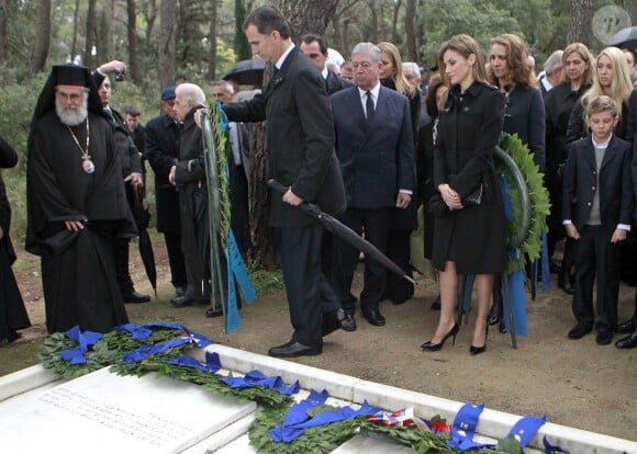 Le prince Felipe, la princesse Letizia et l'infante Elena d'Espagne, le prince Alexandre de Serbie se recueillent lors de la cérémonie organisée à la nécropole royale du domaine Tatoï, au nord d'Athènes, le 6 mars 2014 pour commémorer les 50 ans de la mort du roi Paul Ier de Grèce.