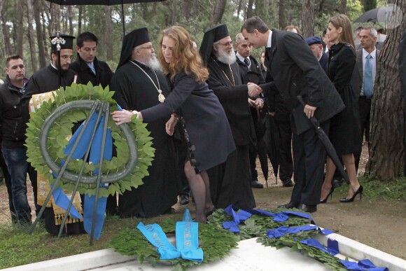 L'infante Elena déposant une couronne lors de la cérémonie organisée à la nécropole royale du domaine Tatoï, au nord d'Athènes, le 6 mars 2014 pour commémorer les 50 ans de la mort du roi Paul Ier de Grèce.