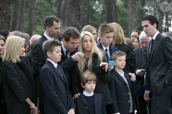 Le prince Pavlos et la princesse Marie-Chantal de Grèce avec leurs enfants dont María Olympía, qui prend une photo, et le prince Philippos (à droite) lors de la cérémonie organisée à la nécropole royale du domaine Tatoï, au nord d'Athènes, le 6 mars 2014 pour commémorer les 50 ans de la mort du roi Paul Ier de Grèce.
