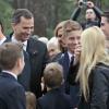 Le prince Felipe d'Espagne avec les enfants du prince Pavlos et de la princesse Marie-Chantal de Grèce lors de la cérémonie organisée à la nécropole royale du domaine Tatoï, au nord d'Athènes, le 6 mars 2014 pour commémorer les 50 ans de la mort du roi Paul Ier de Grèce.