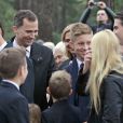 Le prince Felipe d'Espagne avec les enfants du prince Pavlos et de la princesse Marie-Chantal de Grèce lors de la cérémonie organisée à la nécropole royale du domaine Tatoï, au nord d'Athènes, le 6 mars 2014 pour commémorer les 50 ans de la mort du roi Paul Ier de Grèce.