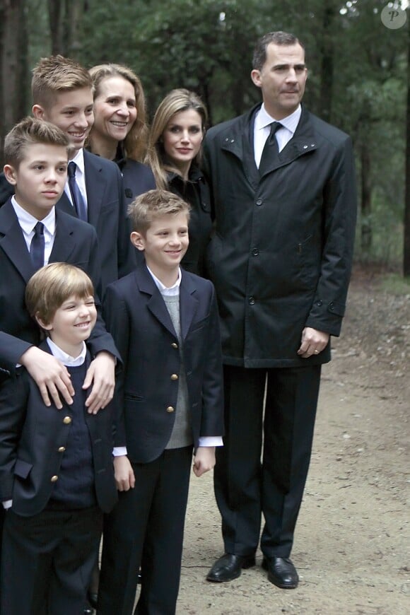 Les quatre fils du prince Pavlos de Grèce à côté de l'infante Elena, la princesse Letizia et le prince Felipe d'Espagne lors de la cérémonie organisée à la nécropole royale du domaine Tatoï, au nord d'Athènes, le 6 mars 2014 pour commémorer les 50 ans de la mort du roi Paul Ier de Grèce.