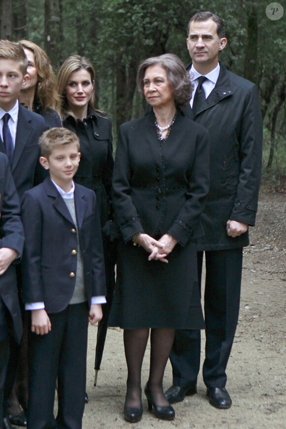 La princesse Letizia, le prince Felipe et la reine Sofia d'Espagne lors de la cérémonie organisée à la nécropole royale du domaine Tatoï, au nord d'Athènes, le 6 mars 2014 pour commémorer les 50 ans de la mort du roi Paul Ier de Grèce.