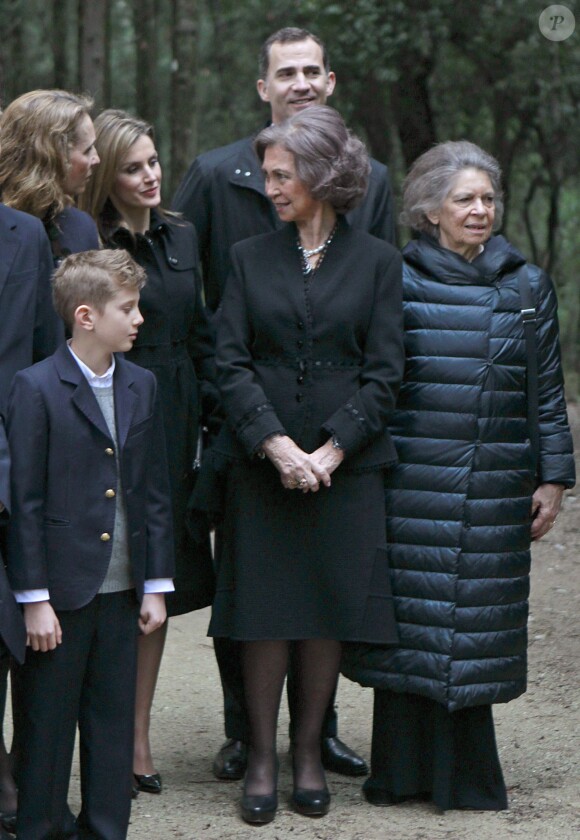 L'infante Elena, la princesse Letizia, le prince Felipe, la reine Sofia d'Espagne et la princesse Irene de Grèce lors de la cérémonie organisée à la nécropole royale du domaine Tatoï, au nord d'Athènes, le 6 mars 2014 pour commémorer les 50 ans de la mort du roi Paul Ier de Grèce.