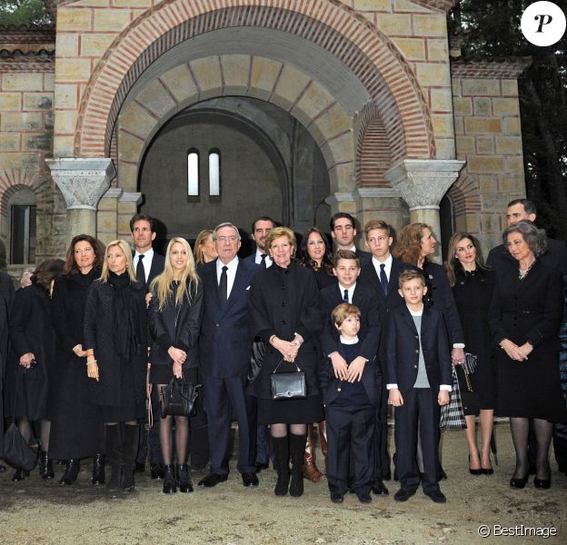 La famille royale grecque rassemblée lors de la cérémonie organisée à la nécropole royale du domaine Tatoï, au nord d'Athènes, le 6 mars 2014 pour commémorer les 50 ans de la mort du roi Paul Ier de Grèce. La princesse Katherine et le prince Alexandre de Serbie, la princesse Alexia, le prince Pavlos, la princesse Marie-Chantal, la princesse María Olympía de Grèce, le roi Constantin, la reine Anne-Marie, les princes Konstantínos, Akhilléas, Odysseas et Aristídis, l'infante Elena d'Espagne, la princesse Letizia, le prince Felipe, la reine Sofia d'Espagne et la princesse Irene de Grèce étaient notamment présents.