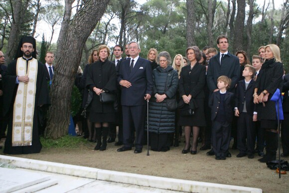 La reine Anne-Marie, le roi Constantin, la princesse Irène de Grèce, la reine Sofia d'Espagne et leur famille lors de la cérémonie organisée à la nécropole royale du domaine Tatoï, au nord d'Athènes, le 6 mars 2014 pour commémorer les 50 ans de la mort du roi Paul Ier de Grèce.