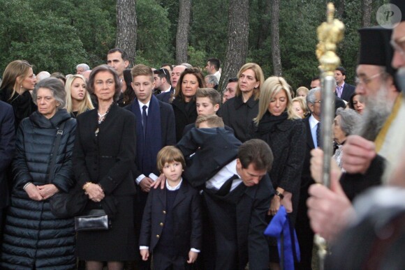 La princesse Irene de Grèce et la reine Sofia d'Espagne en tête du cortège lors de la cérémonie organisée à la nécropole royale du domaine Tatoï, au nord d'Athènes, le 6 mars 2014 pour commémorer les 50 ans de la mort du roi Paul Ier de Grèce.