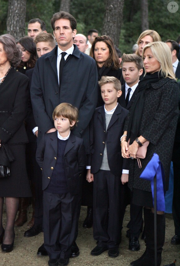Le prince Pavlos, diadoque de Grèce, et sa femme la princesse Marie-Chantal avec leurs fils lors de la cérémonie organisée à la nécropole royale du domaine Tatoï, au nord d'Athènes, le 6 mars 2014 pour commémorer les 50 ans de la mort du roi Paul Ier de Grèce.