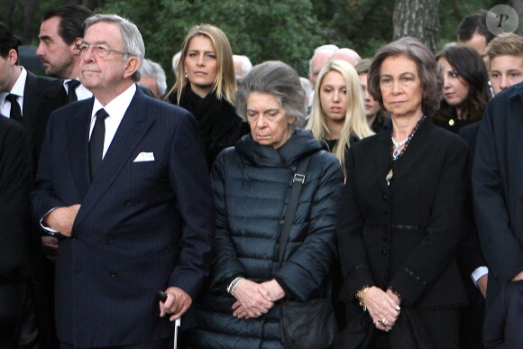 Le roi Constantin II et ses soeurs la princesse Irene de Grèce et la reine Sofia d'Espagne lors de la cérémonie organisée à la nécropole royale du domaine Tatoï, au nord d'Athènes, le 6 mars 2014 pour commémorer les 50 ans de la mort du roi Paul Ier de Grèce.